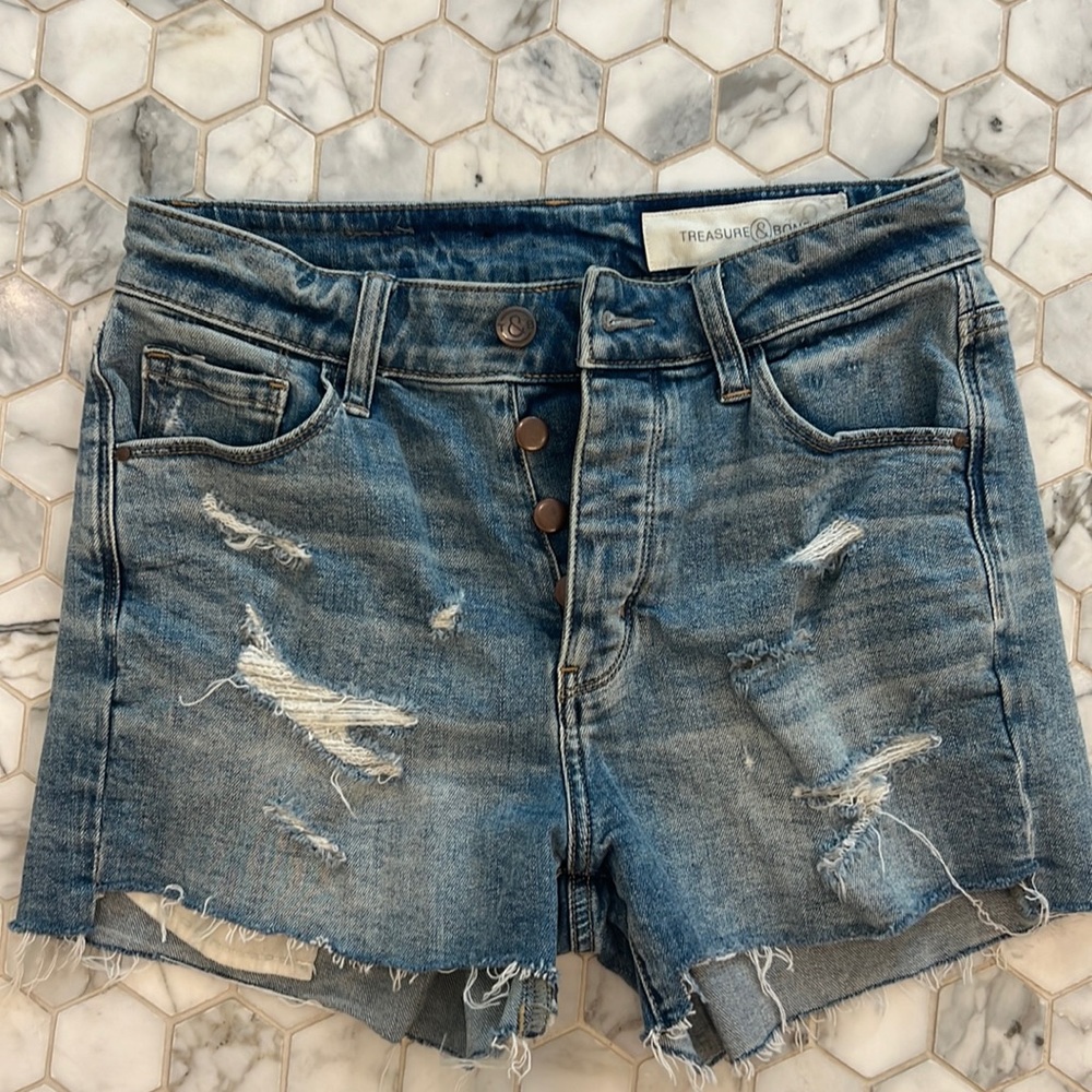 Excellent condition treasure and bond foster boyfriend high rise short.